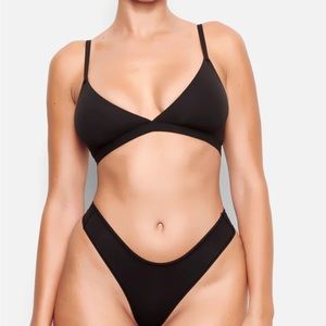 SKIMS Fits Everybody Triangle Bralette in Onyx